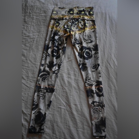 Teeki Tribal Patterned Yoga Leggings - Picture 1 of 4